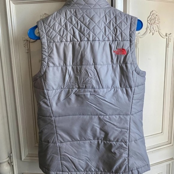 The North Face - Lightweight Quilted Plush Puff Vest C645 | XS | Gray & Red Logo - Picture 3 of 14